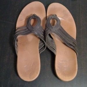 Merrell sandals sz 10 inches color Brown in good condition